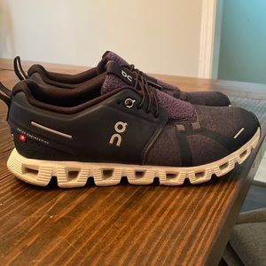 ON Running ON CLOUD. Navy. Very gently used! Size 9 women
